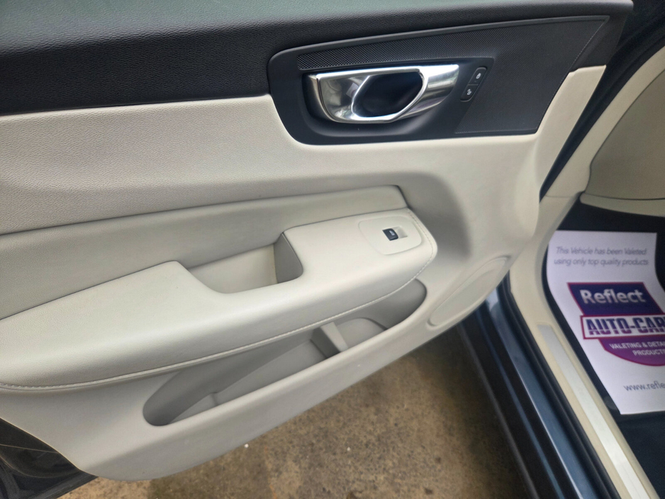 2023 Volvo XC60 2L Petrol Plug-in Hybrid For Sale Images
