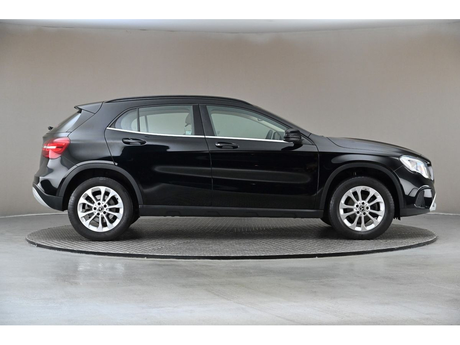 Mercedes-Benz GLA Class GLA 180 *BEIGE LEATHER* — thumbnail 11