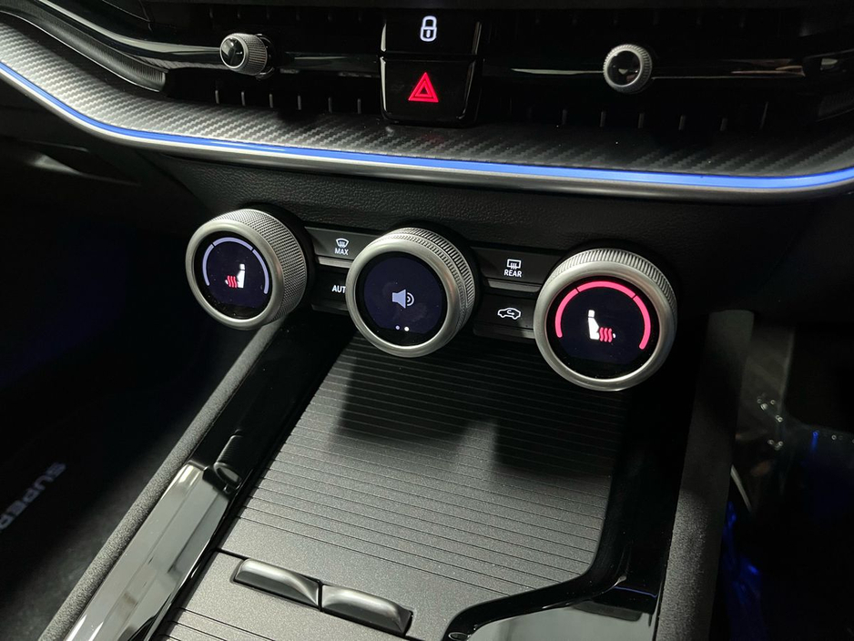 Skoda Superb Sportline DSG 2.0 TDI 150BHP - 19 Inch Alloys - Reversing Camera - Ambient Lighting - Climate Control - Electric Heated Memory Seats - Keyless Start - Apple CarPlay/Android Auto — thumbnail 11