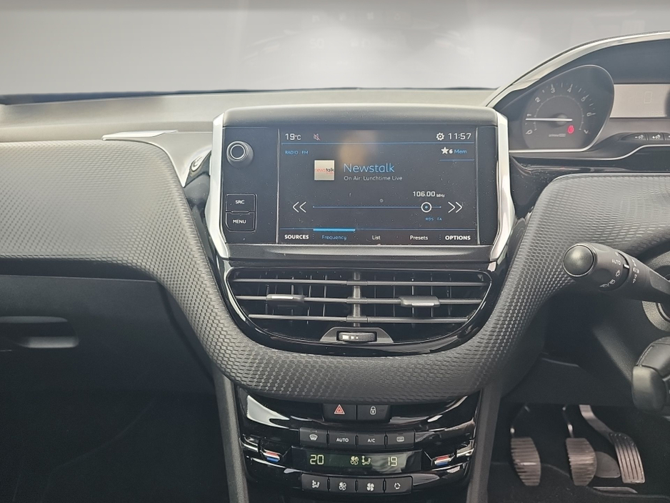 Peugeot 2008 ACTIVE 1.2 ** LOW MILEAGE IRISH CAR ** NICE SPEC ** 2 KEYS ** SUPERB EXAMPLE ** — thumbnail 10