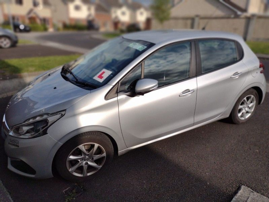 Peugeot 208 1.6 Active Hatchback Diesel Manual (75bhp) — thumbnail 3