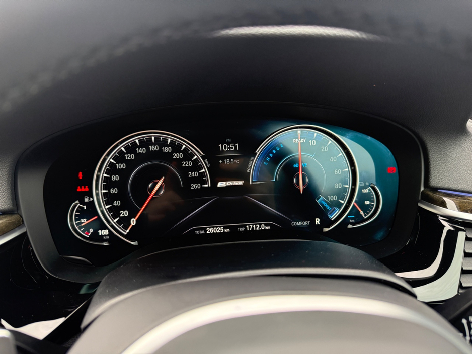 BMW 5 Series 530E M-SPORT 2.0 HYBRID AUTOMATIC * VIRTUAL COCKPIT, REAR VIEW CAMERA, 19 " DIAMOND CUT ALLOYS, PARKING SENSORS FRONT & REAR, APPLE CARPLAY /ANDROID AUTO, MEMORY SEATS, LEATHER UPHOLSTERY * — thumbnail 16