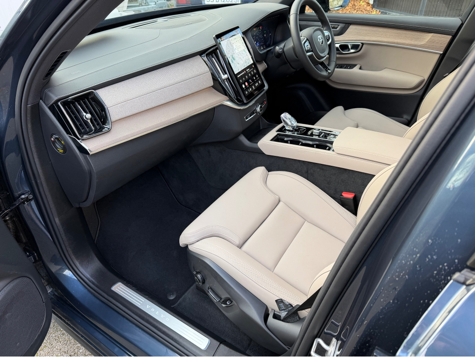 2025 Volvo XC90 2L Petrol Plug-in Hybrid For Sale Images