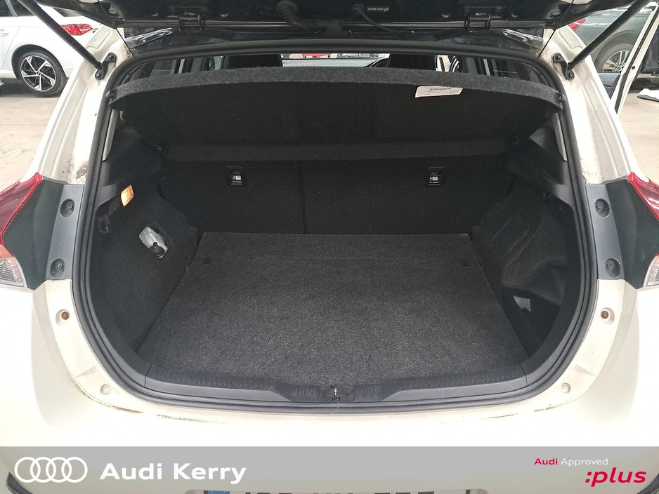 Toyota Auris HYBRID LUNA SPORT 4DR AUTO — thumbnail 24