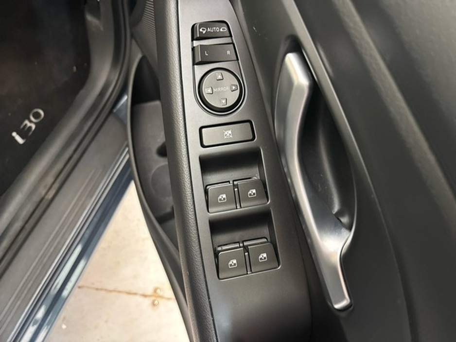 Hyundai i30 NLINE PETROL 5DR — thumbnail 12
