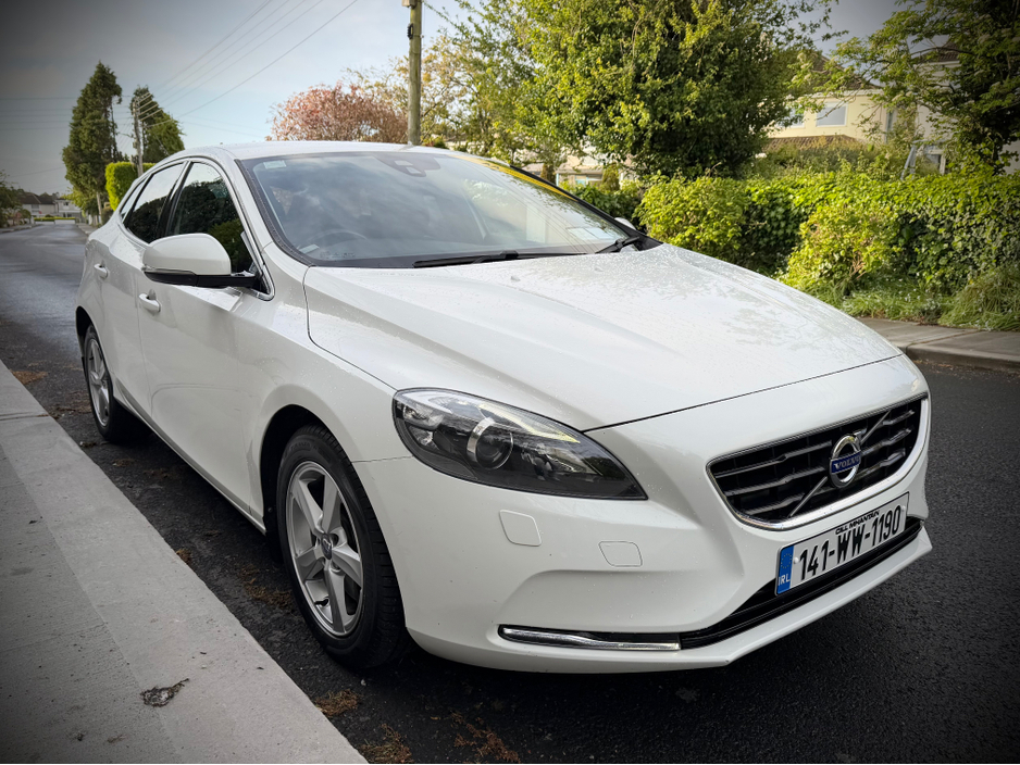 2014 Volvo V40 2L Diesel For Sale Images