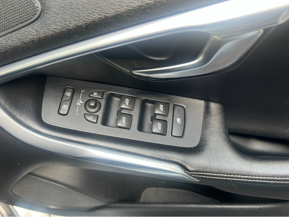 2015 Volvo V40 2L Diesel For Sale Images