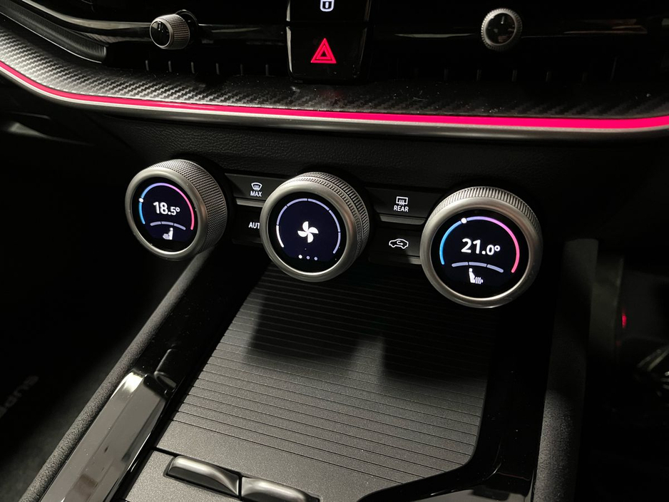 Skoda Superb Sportline DSG 2.0 TDI 150BHP - Reversing Camera - Ambient Lighting - Climate Control - Electric Heated Memory Seats - Keyless Start - Apple CarPlay/Android Auto — thumbnail 14