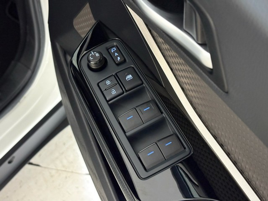 Toyota C-HR Hybrid Sol — thumbnail 15