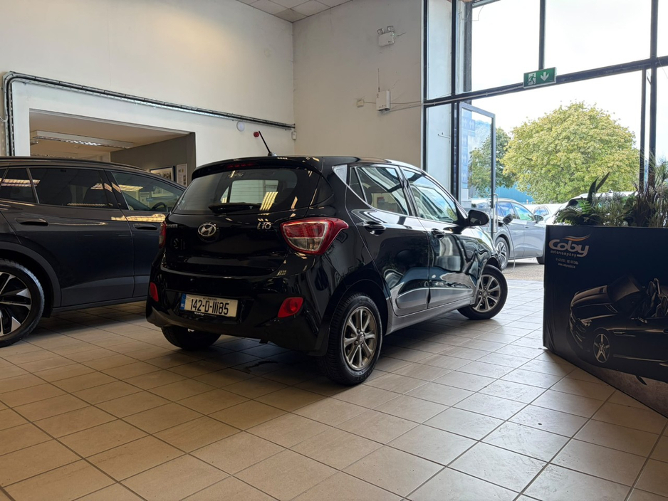 Hyundai i10 1.0 Deluxe Auto 4DR. Irish Car, NCT & TAX, 2Keys, Bluetooth, MFSW, Air Conditioning, Irish Radio, Alloy Wheels, Folding Rear Seats, Luggage Cover, USB/AUX and more. — thumbnail 3