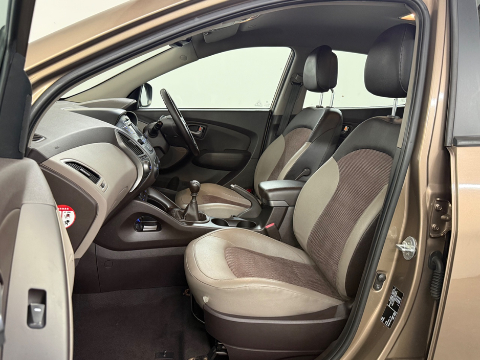 Hyundai ix35 **EXECUTIVE EDITION **2 KEYS **ADAPTIVE CRUISE CONTROL **HEATED SEATS **MULTI FUNCTION STEERING WHEEL **PARKING SENORS **DIGITAL BLUETOOTH RADIO **WIRE HEATED WINDSCREEN **BROWN / TAN SEATS **HILL ASS — thumbnail 25