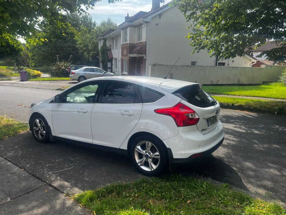 Ford Focus 1.6 Zetec Hatchback Diesel Manual (115bhp) — thumbnail 2