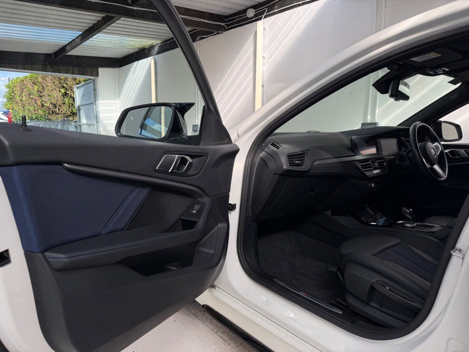 BMW 1 Series 118D M-SPORT M-PERFORMANCE PLUS 150 BHP DIESEL AUTOMATIC // APPLE CARPLAY // LED MATRIX LIGHTING // VIRTUAL DASH // ELECTRIC HALF LEATHER // PARK ASSIST W/REVERSING CAMERA // AA APPROVED DEALER 2026 — thumbnail 17