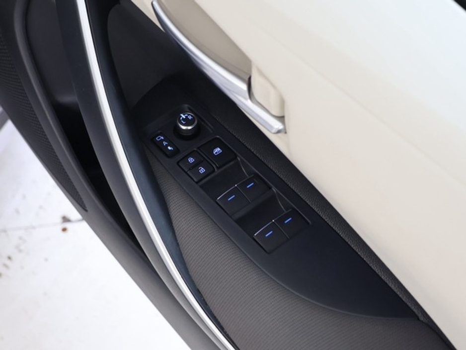 Toyota Corolla Luna Sport Hybrid Saloon — thumbnail 18