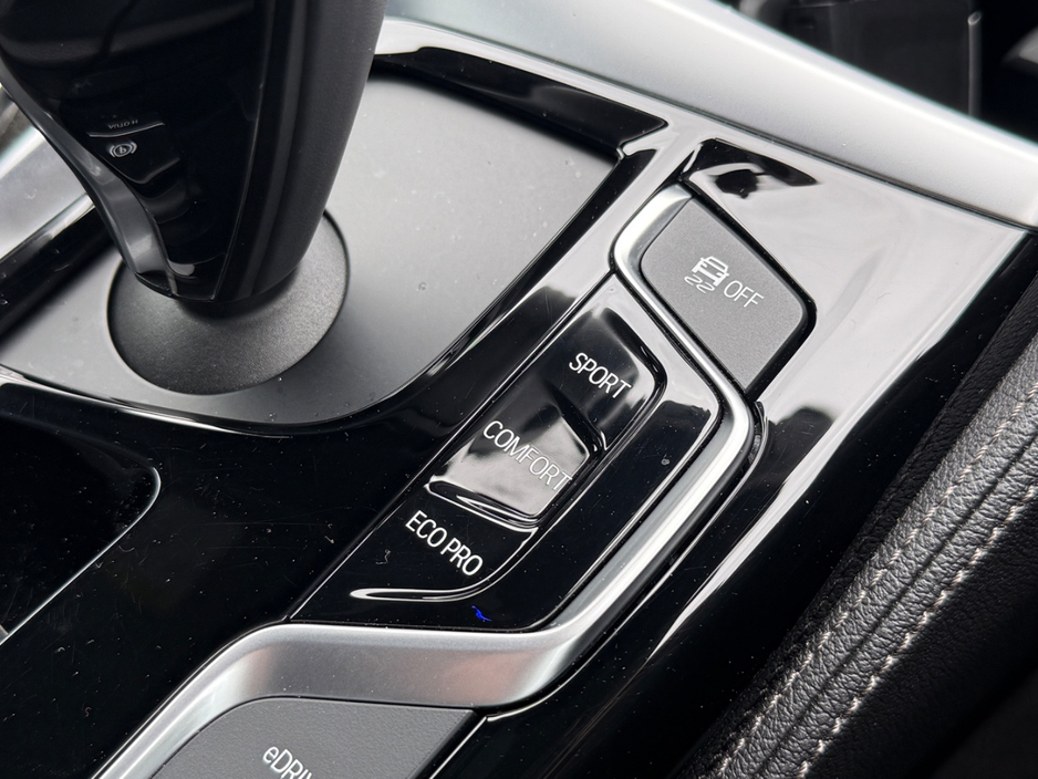 BMW 5 Series 530E M-SPORT 2.0 HYBRID AUTOMATIC * VIRTUAL COCKPIT, REAR VIEW CAMERA, 19 " DIAMOND CUT ALLOYS, PARKING SENSORS FRONT & REAR, APPLE CARPLAY /ANDROID AUTO, MEMORY SEATS, LEATHER UPHOLSTERY * — thumbnail 19