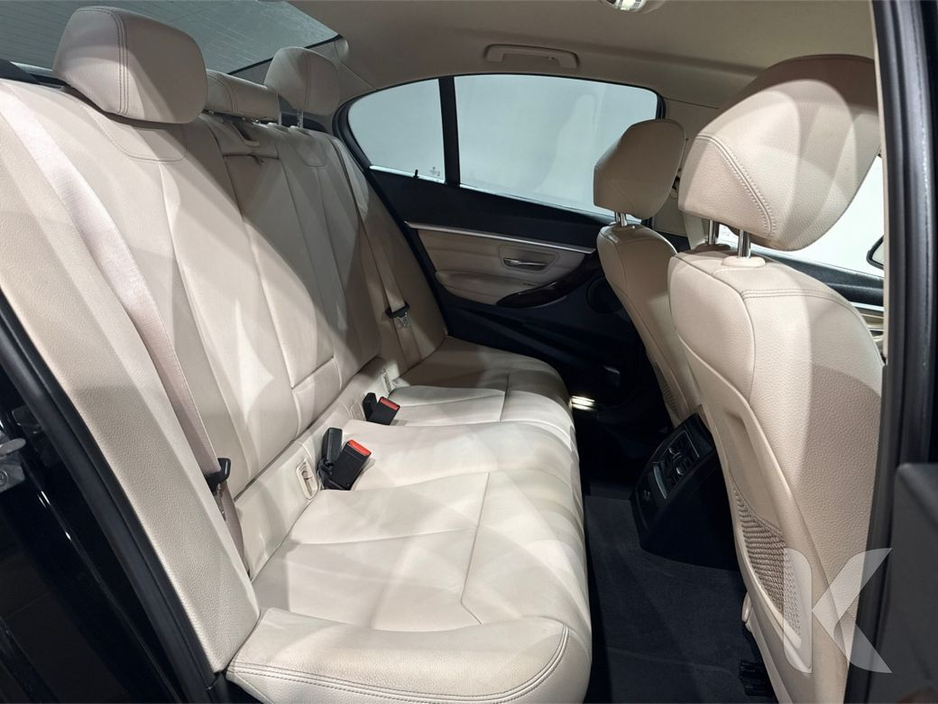 BMW 3 Series 330e 2.0 HYBRID - MULTI FUNCTION STEERING WHEEL - CRUISE CONTROL - LANE KEEP ASSIST - HEATING / AC CONTROLS - HEATED SEATS - REVERSE CAMERA - ELECTRIC — thumbnail 13